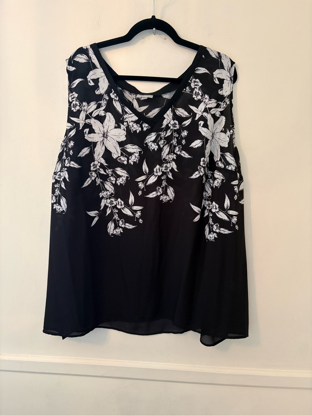 Avenue Women’s Plus Sz Black White Floral Sleeveless TopSz 26/28